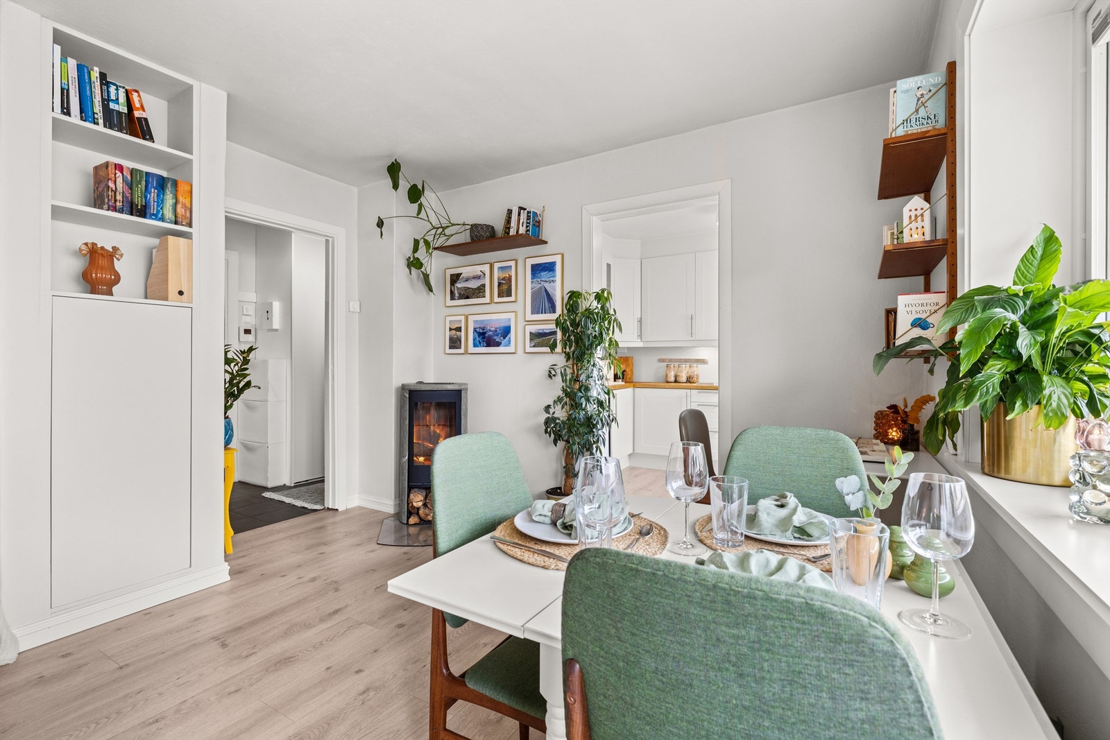 Gjennomtenkte løsninger for oppbevaring med bl.a. plassbygde skap/hyller. Galleribilde