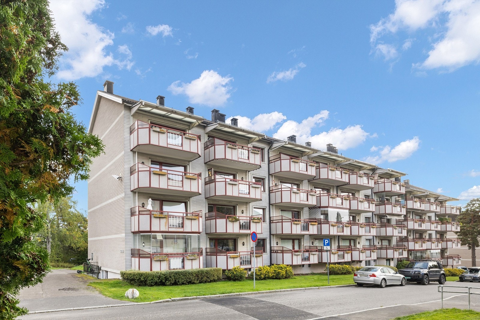 Leiligheten ligger sentralt til i et hyggelig boligområde på Lambertseter med alle hverdagsfasiliteter lett tilgjengelig. Her kan du starte søndagsturen rett fra din bolig, med flotte turmuligheter i umiddelbar nærhet. Galleribilde