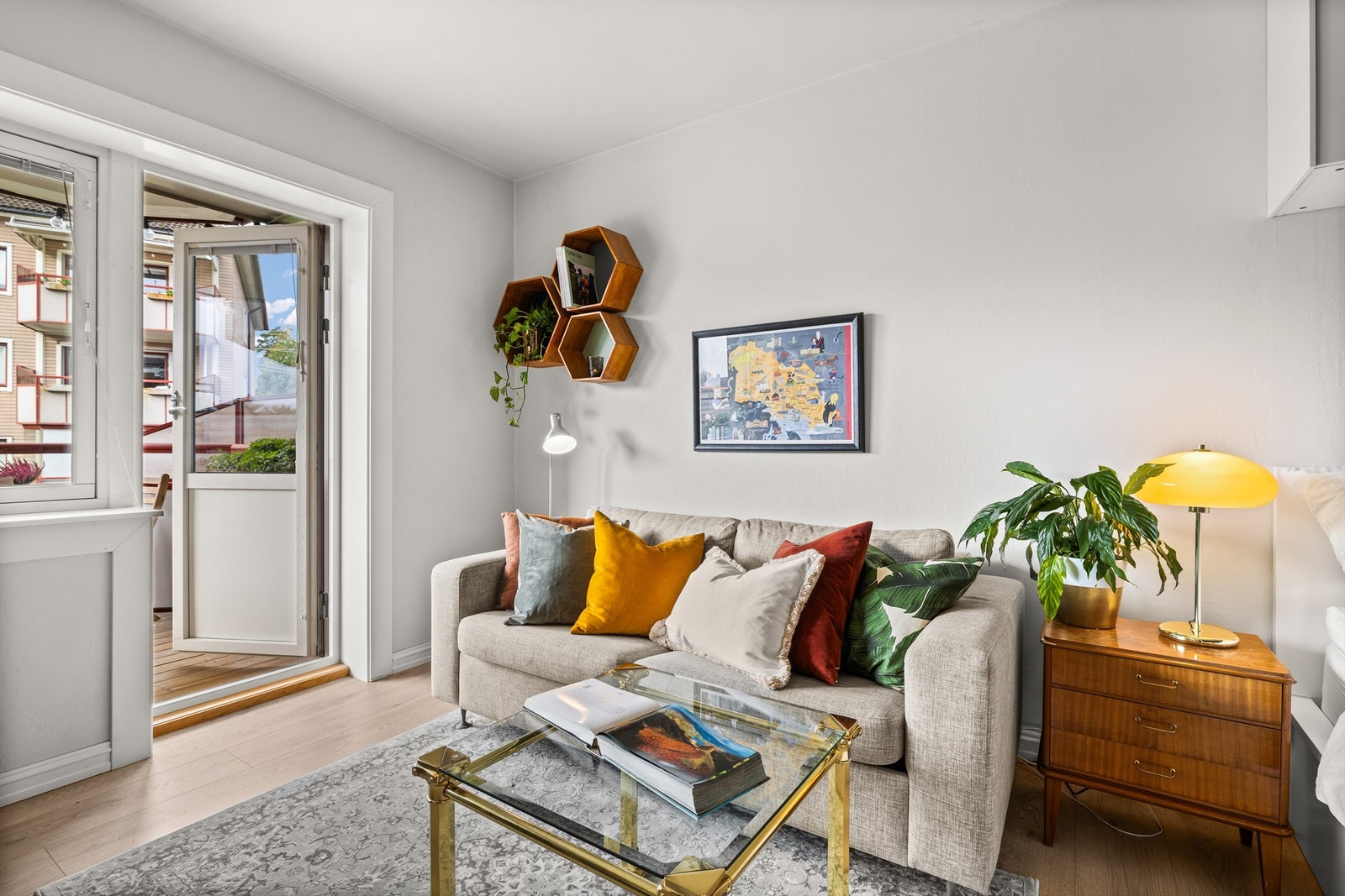 Leiligheten er malt i moderne og behagelige fargetoner. Galleribilde