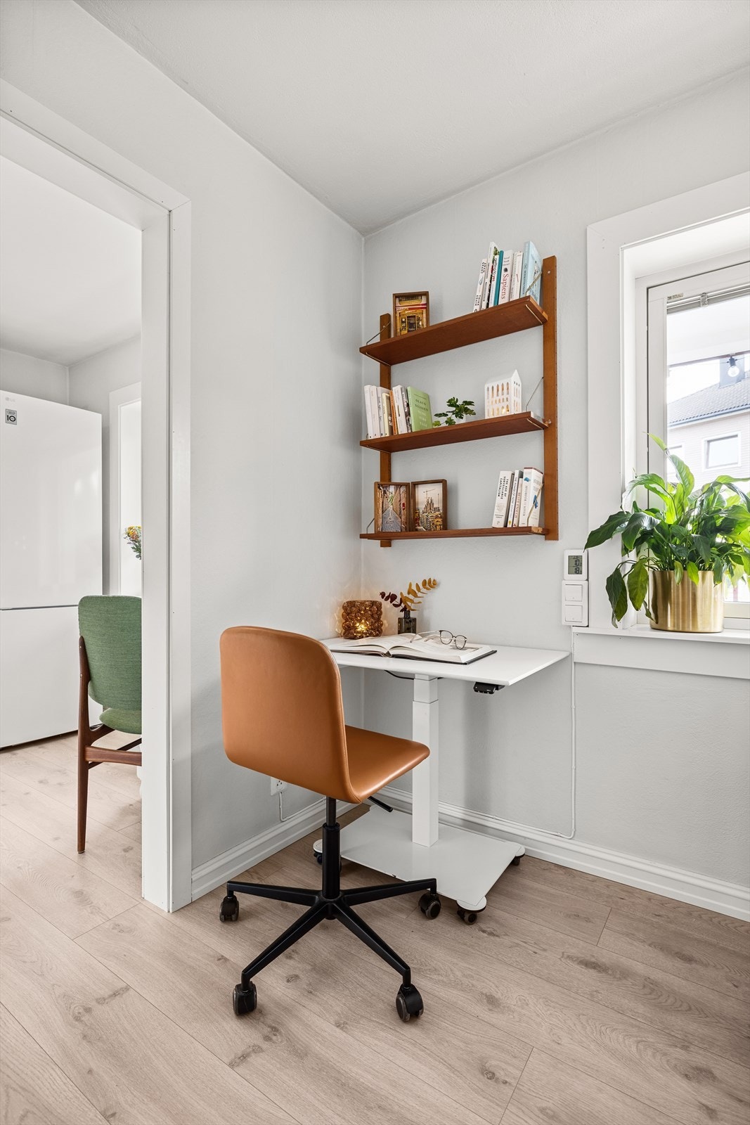 Her er det plass til både sofa, spisebord, alkove og et funksjonelt hjemmekontorhjørne - alt utnytter plassen optimalt. Galleribilde