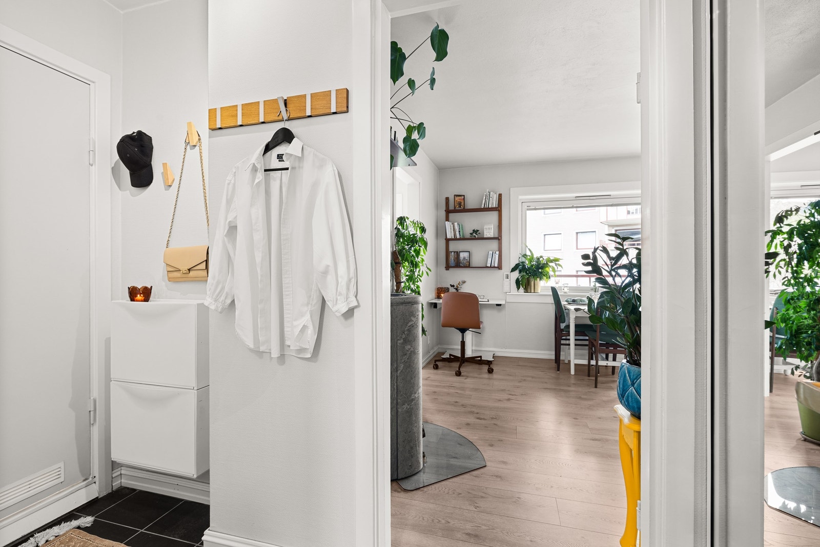 Lys entré med med god plass til oppbevaring i to plassbygde skyvedørsgarderober fra 2018 og vegghengte skoskap. Galleribilde