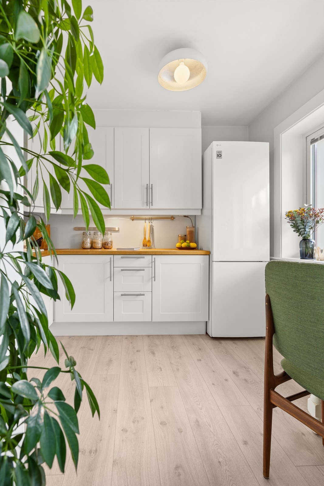 Separat og romslig kjøkken med plass til et lite kjøkkenbord. Galleribilde