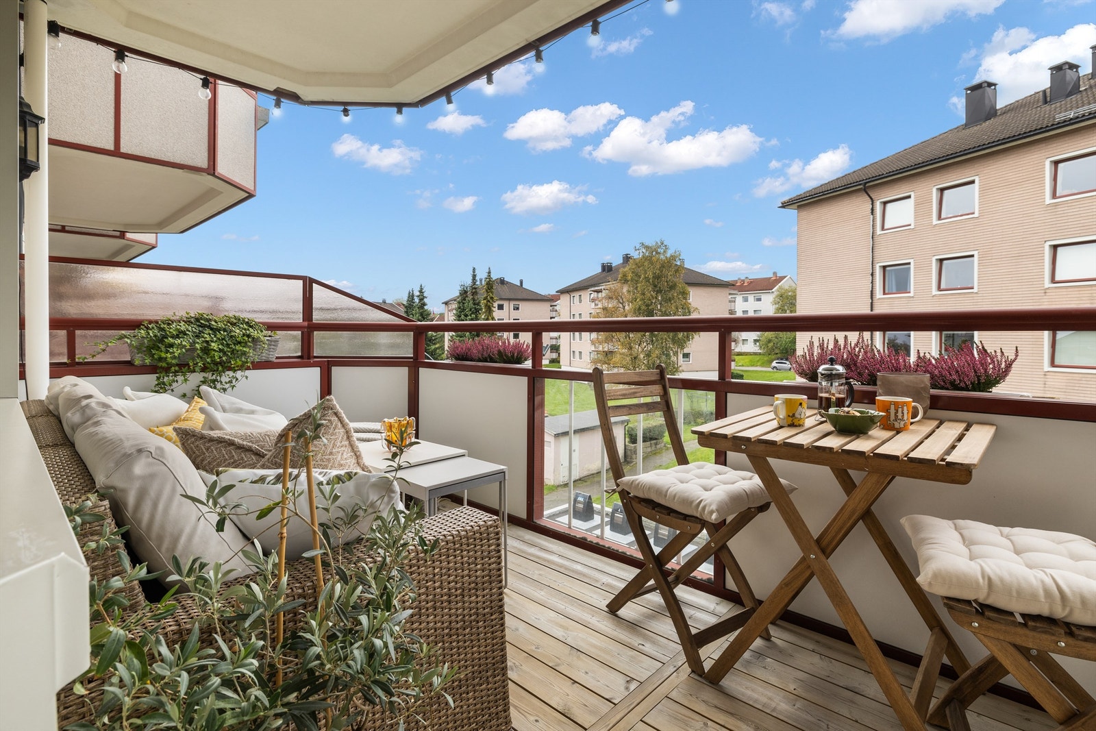 Det er god plass til utemøbler og grill gjør balkongen ideell for sosiale sammenkomster og hyggelige sommerkvelder. Galleribilde