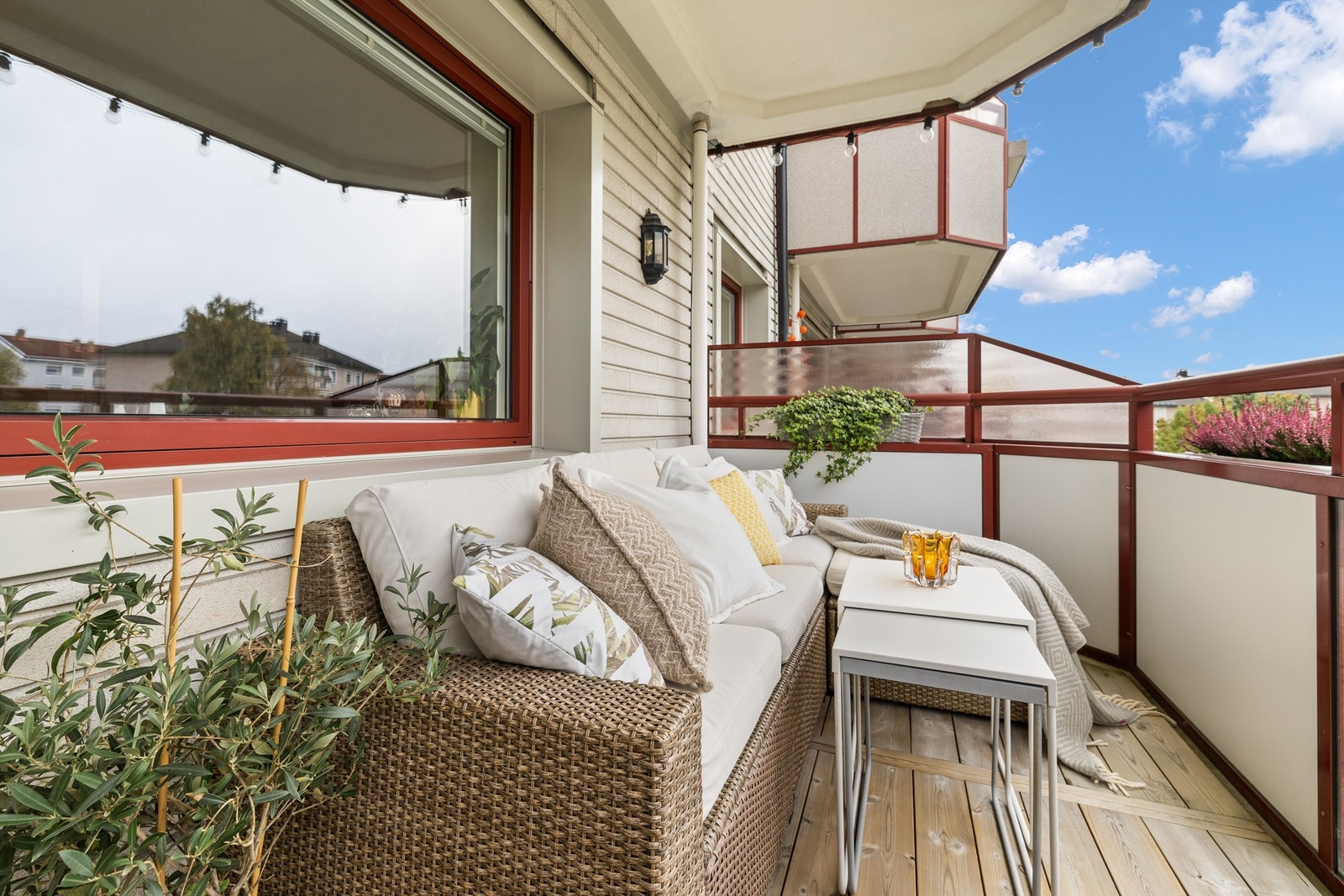 Stikkontakt på balkongen (installert 2021) som har blitt brukt til alt fra lyslenker, varmelamper og smøring av ski - gir mange muligheter hele året. Galleribilde