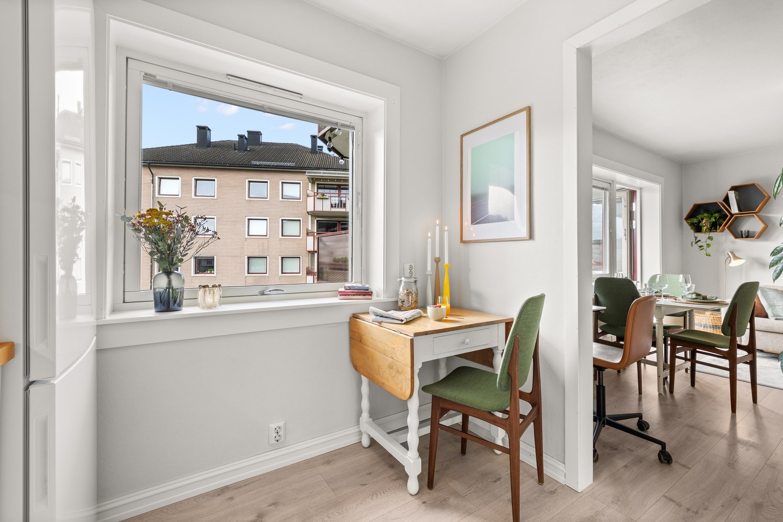 Kjøkkenet har plass til et mindre spisebord. Kjøkkenvinduet sørger for rikelig med naturlig lys. Galleribilde