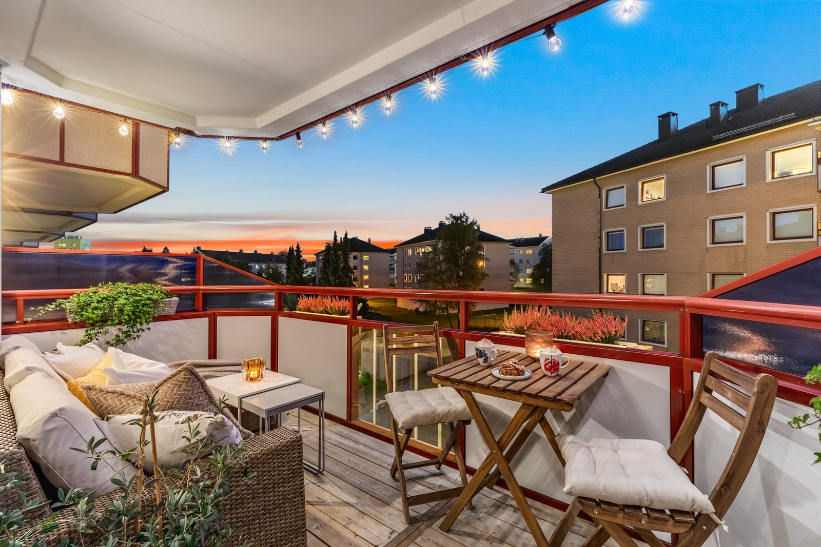 Balkongen er på ca. 7 kvm - og her kan du nyte svært gode solforhold med sol fra ca. kl. 12:00 til 22:00 på sommerstid. Galleribilde