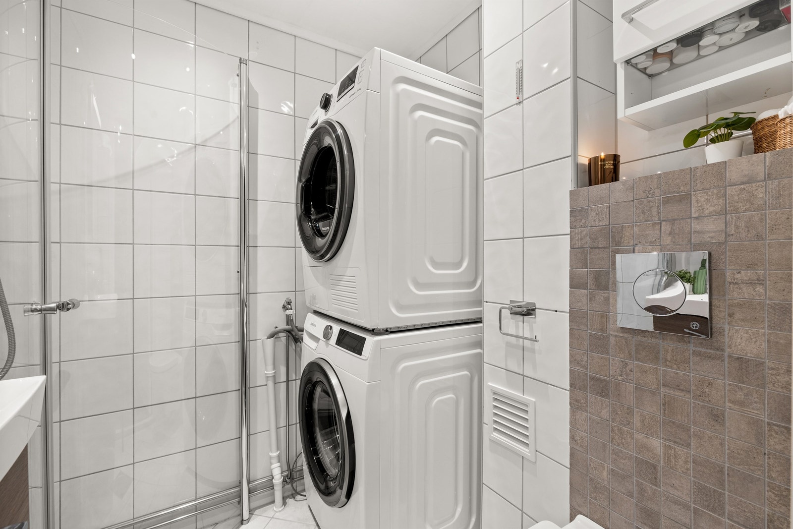 Badet ble i 2018 modernisert med nytt vegghengt toalett, servant, servantskap, to vegghengte skap og dusjdører. Det er også opplegg for vaskemaskin/tørketrommel. Galleribilde