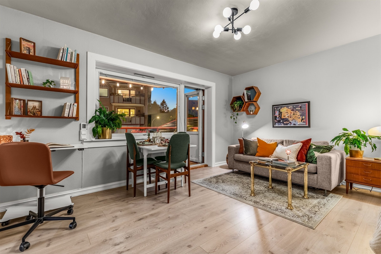 I 2018 fikk stue og kjøkken nytt, slitesterkt gulv, samtidig som stuen ble oppgradert med praktiske, plassbygde løsninger med bokhylle og skap for oppbevaring. Galleribilde