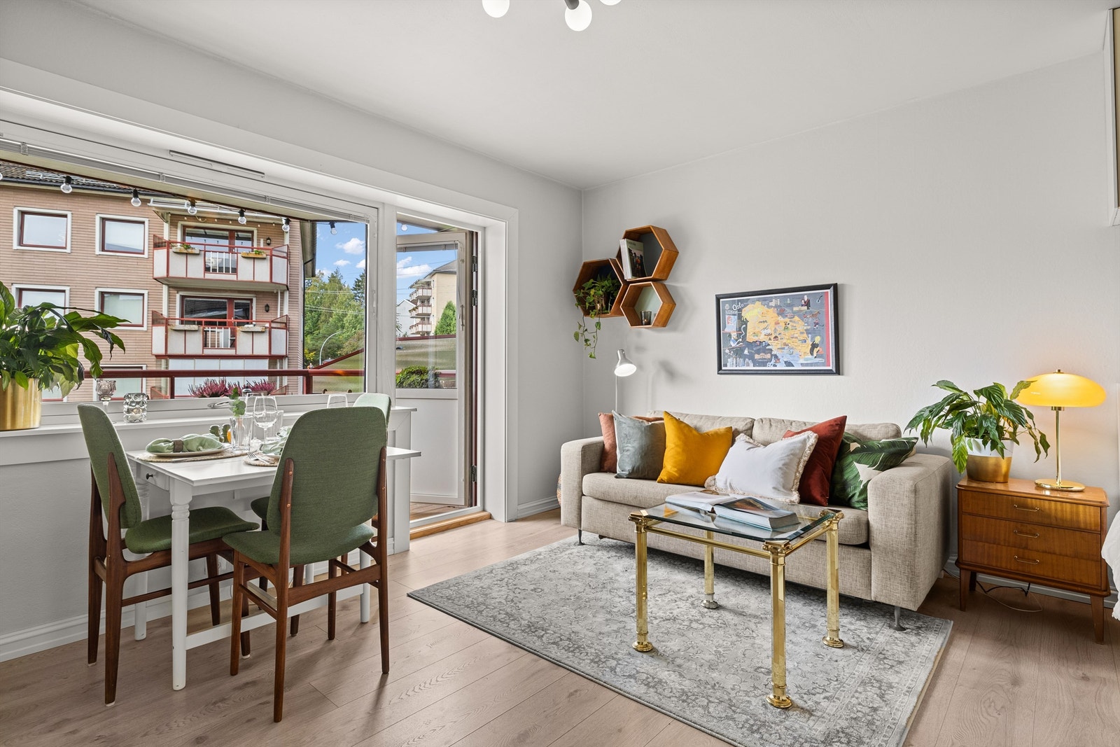 Leiligheten har store vindusflater gir godt med naturlig lys. Galleribilde