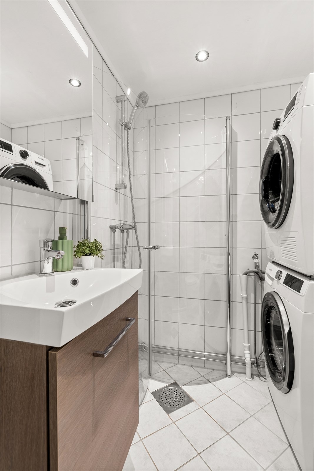 Bad renovert i regi av borettslaget i 2005. Det er flislagt gulv og flislagte vegger, samt nedsenket himling med downlights. Galleribilde