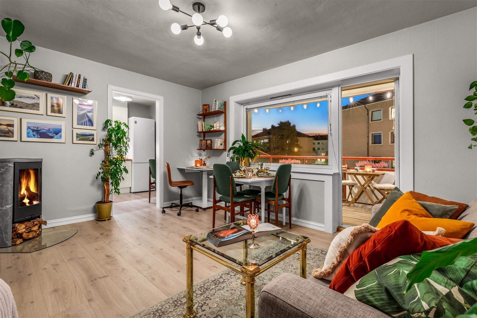 Stuen har en arealeffektiv planløsning med plass til både sofagruppe, spisebord, alkove og hjemmekontorhjørne. Galleribilde