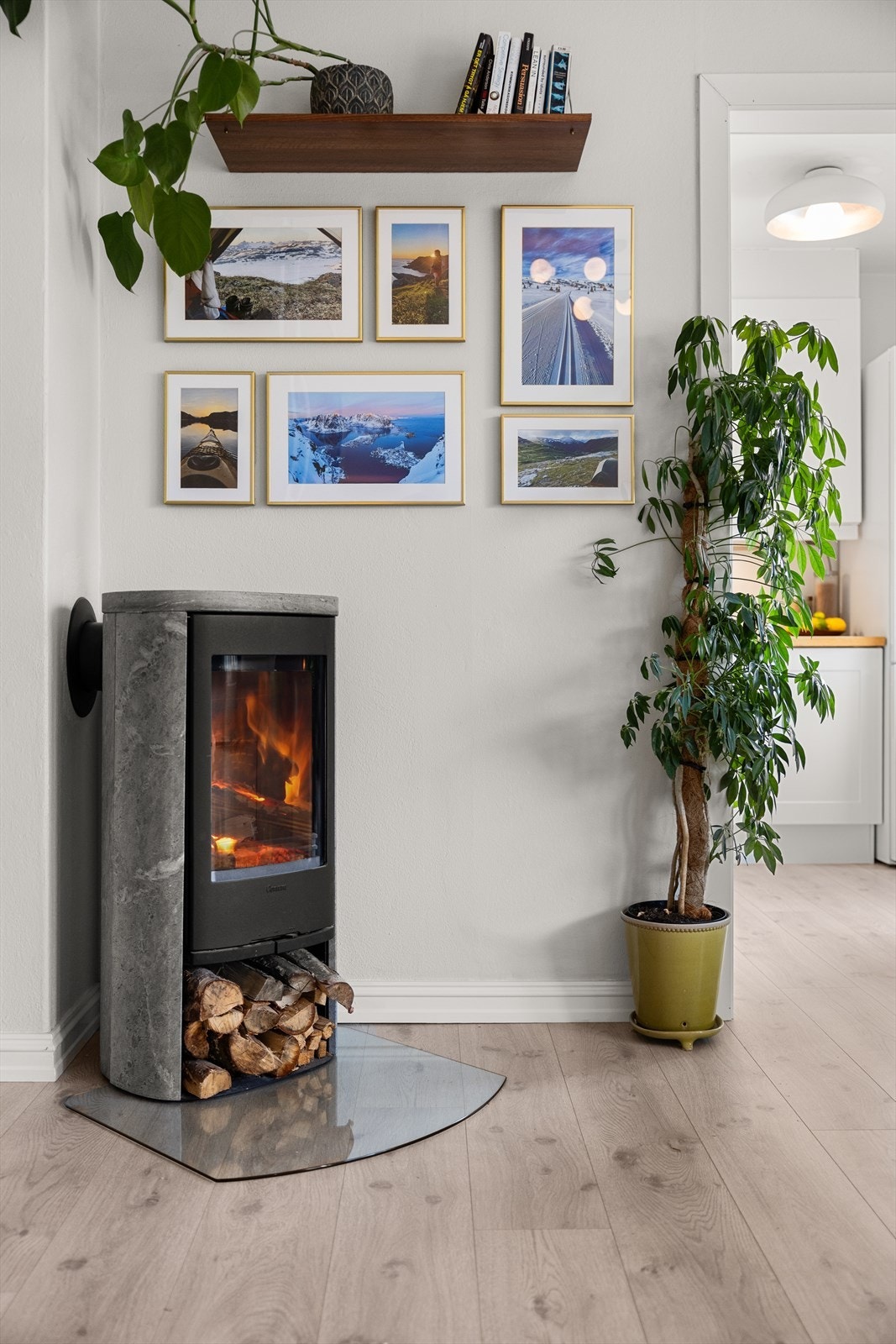 I stuen er det installert peisovn i kleberstein (fra 2022) som bidrar til både varme og hygge på kalde høst- og vinterkvelder. Galleribilde