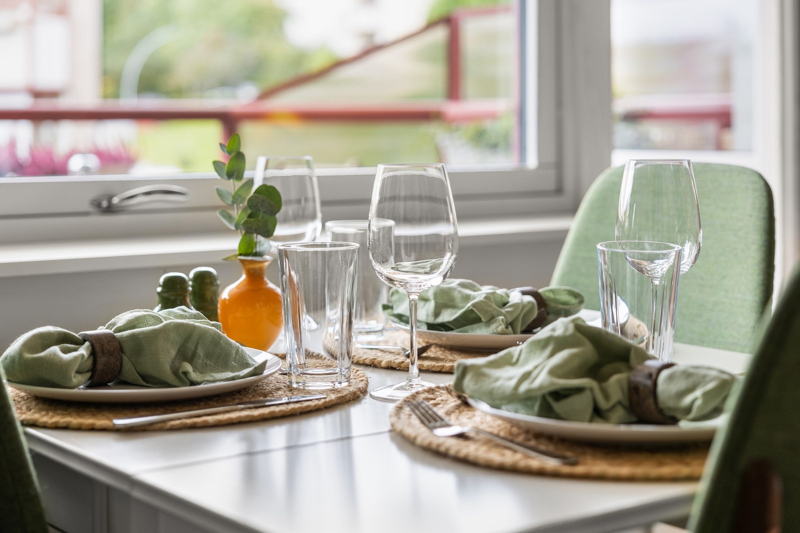 Spiseplass med hyggelig utsyn - perfekt for middager med familie og venner. Galleribilde