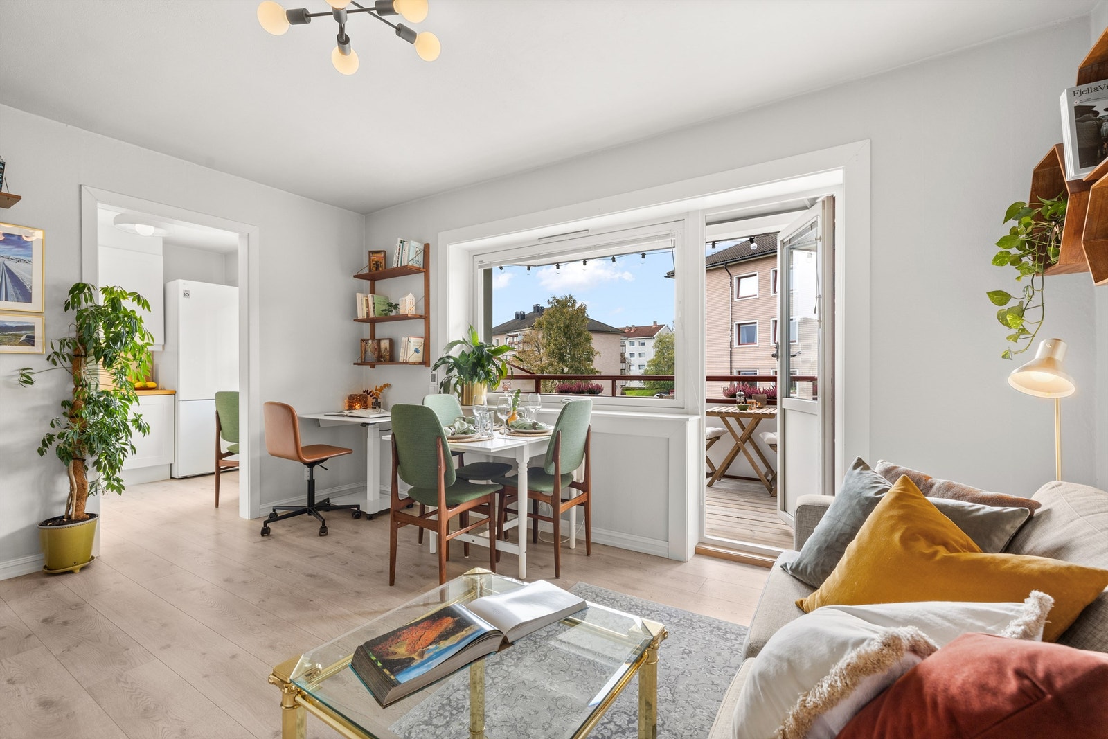 Fra stuen er det direkte utgang til vestvendt balkong - ideelt for å nyte sol og uteplass som en naturlig del av stuen om sommeren. Galleribilde