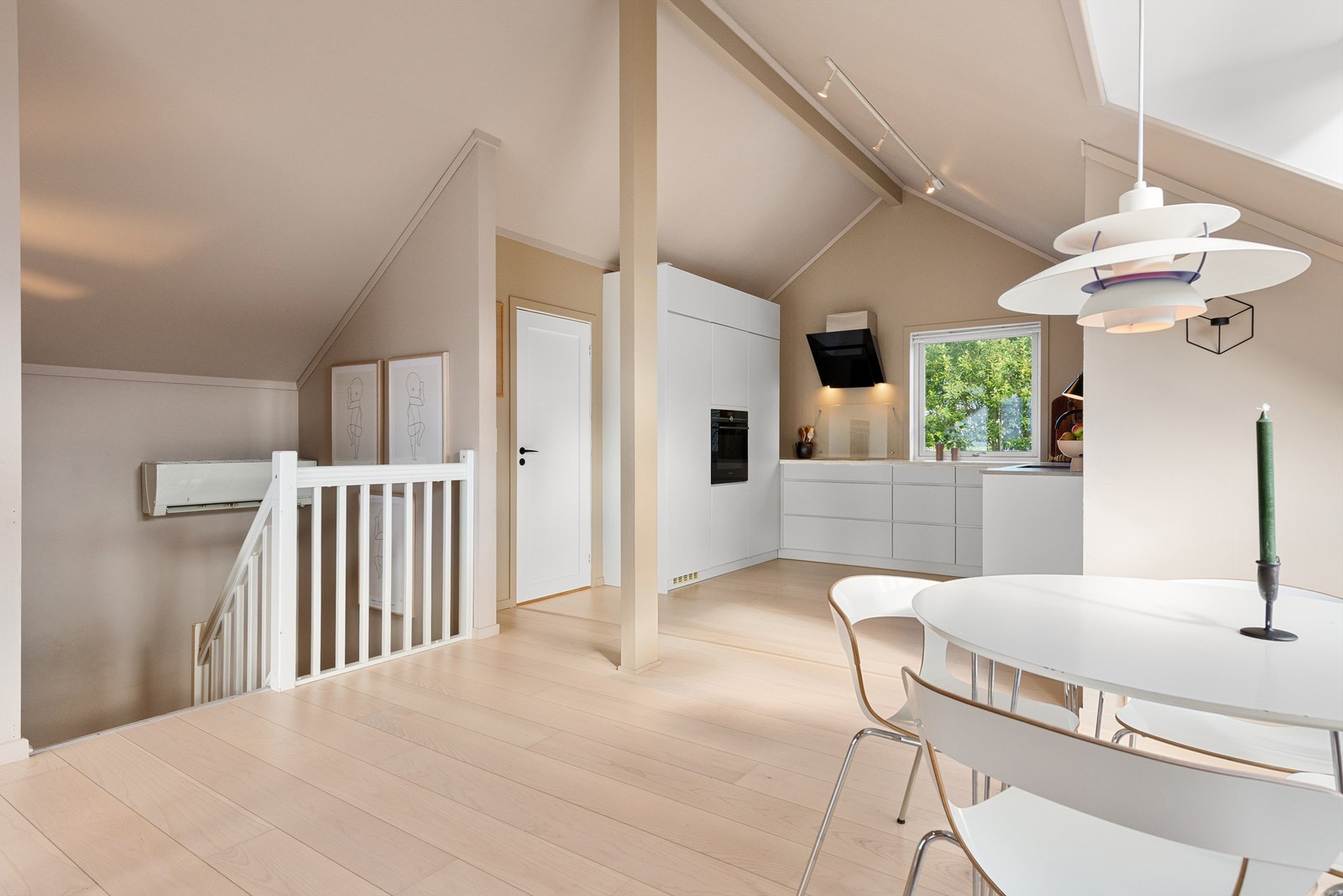 Stue og kjøkken i 1. etasje i åpen løsning Galleribilde