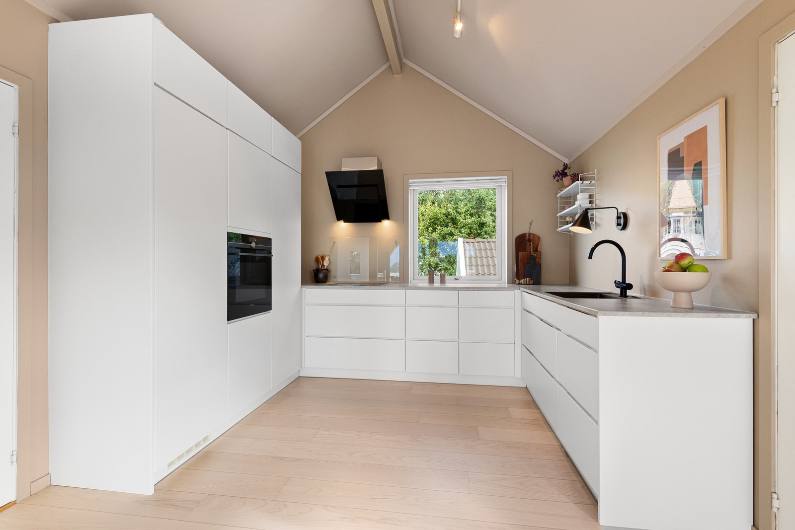 Kvik kjøkkeninnredning fra 2017 med profilerte fronter og benkeplate av laminat Galleribilde