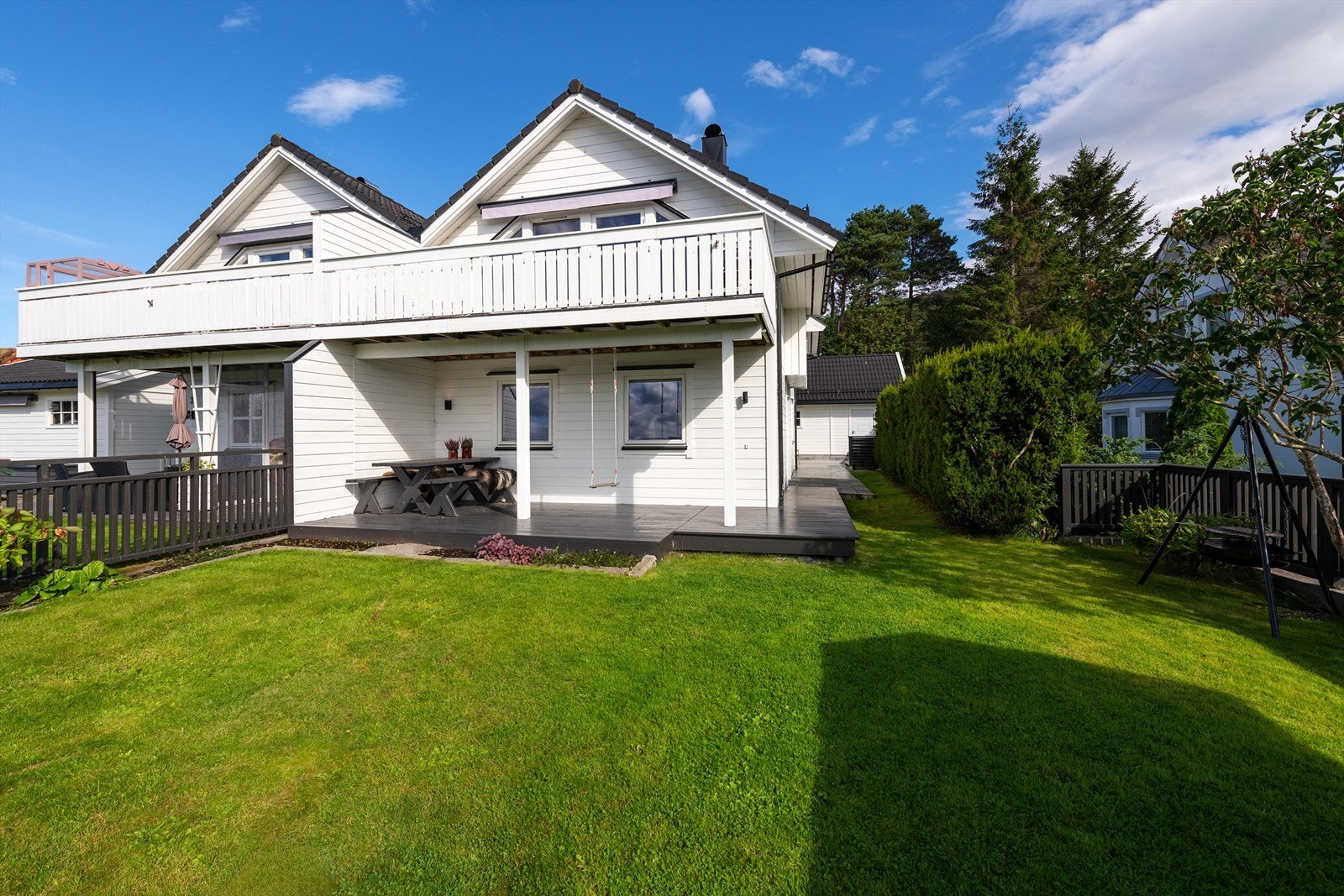 Fasade, markterrasse og hage mot syd Galleribilde