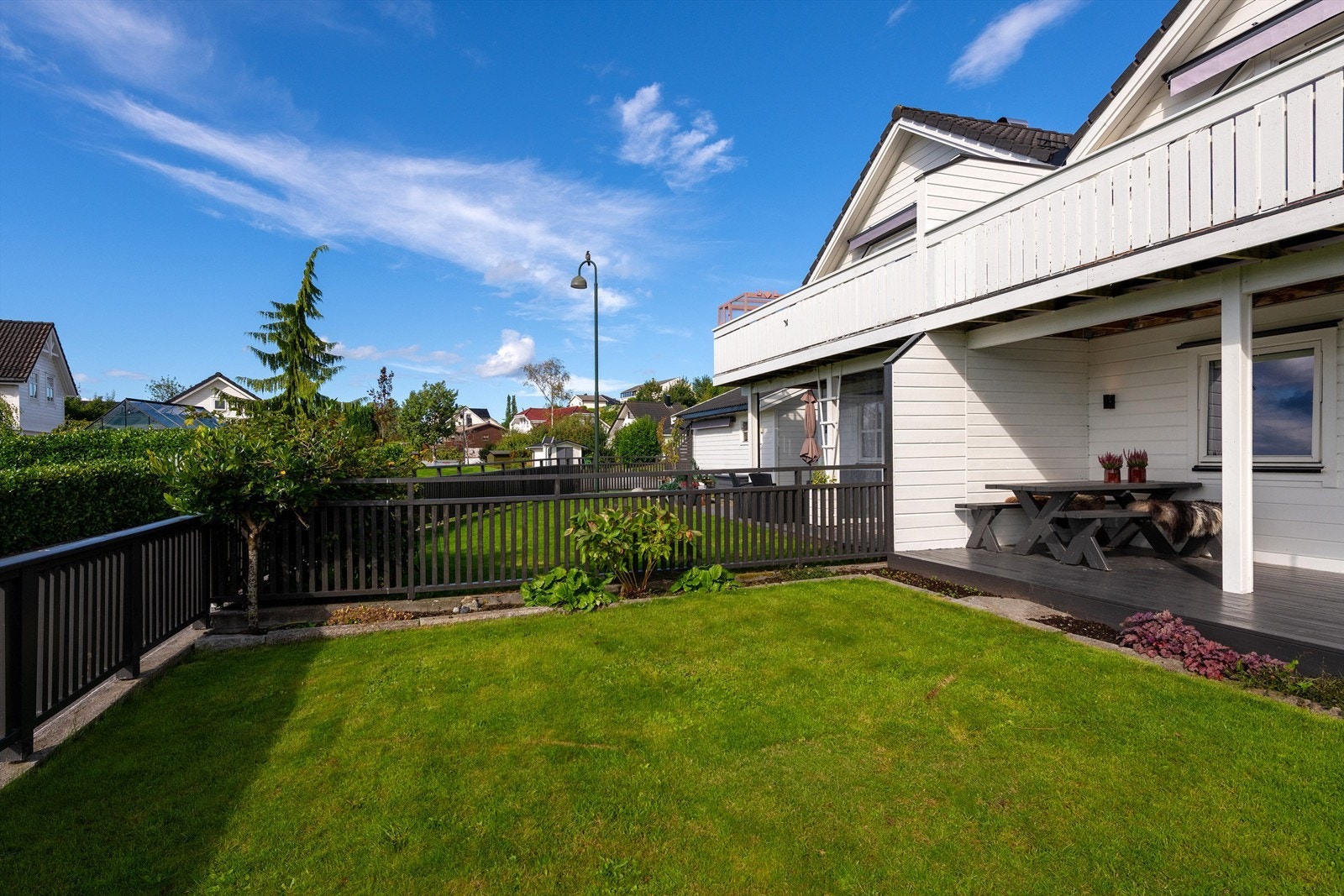 Skjermet, inngjerdet og barnevennlig hage mot syd Galleribilde