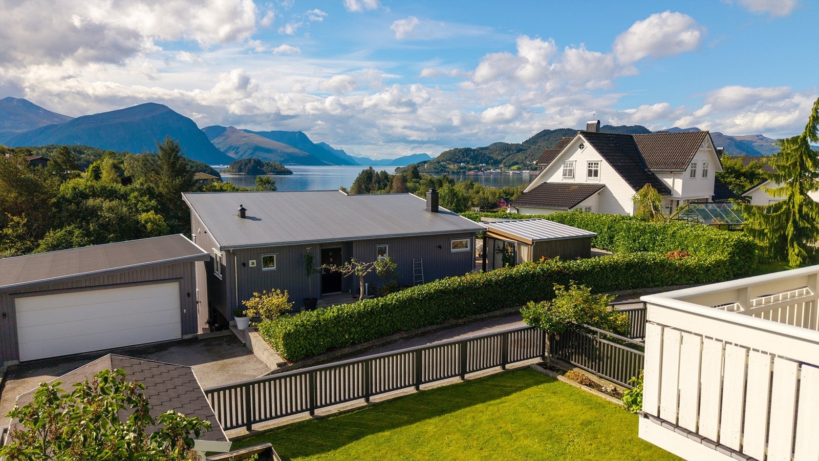 Flott utsikt mot fjord og fjell fra andre etasje Galleribilde