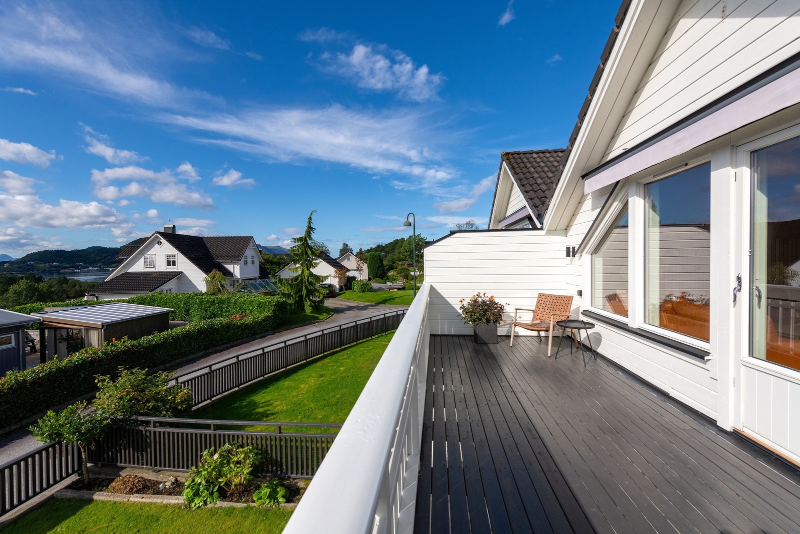 Romslig balkong i 2. etasje med god plass til flere soner og sittegrupper. Flott utsikt mot fjord og fjell herfra Galleribilde