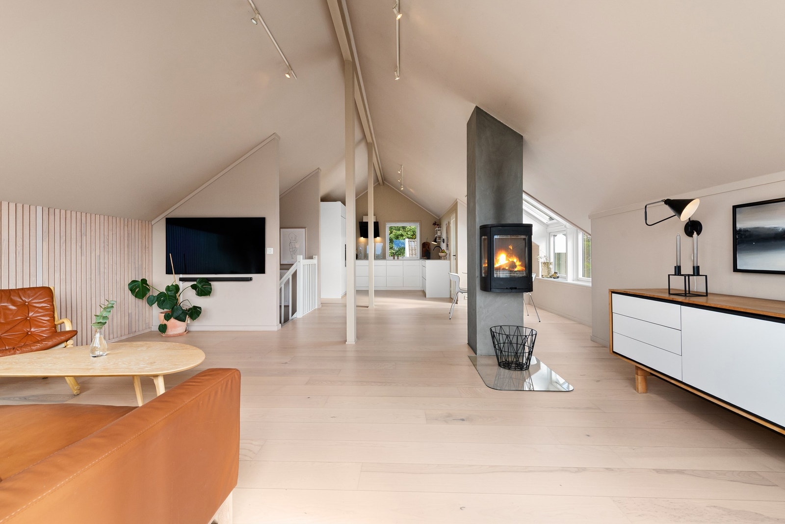 Det er peisovn med glassdør i stuen som gir en lun og koselig atmosføre på kjølige dager Galleribilde