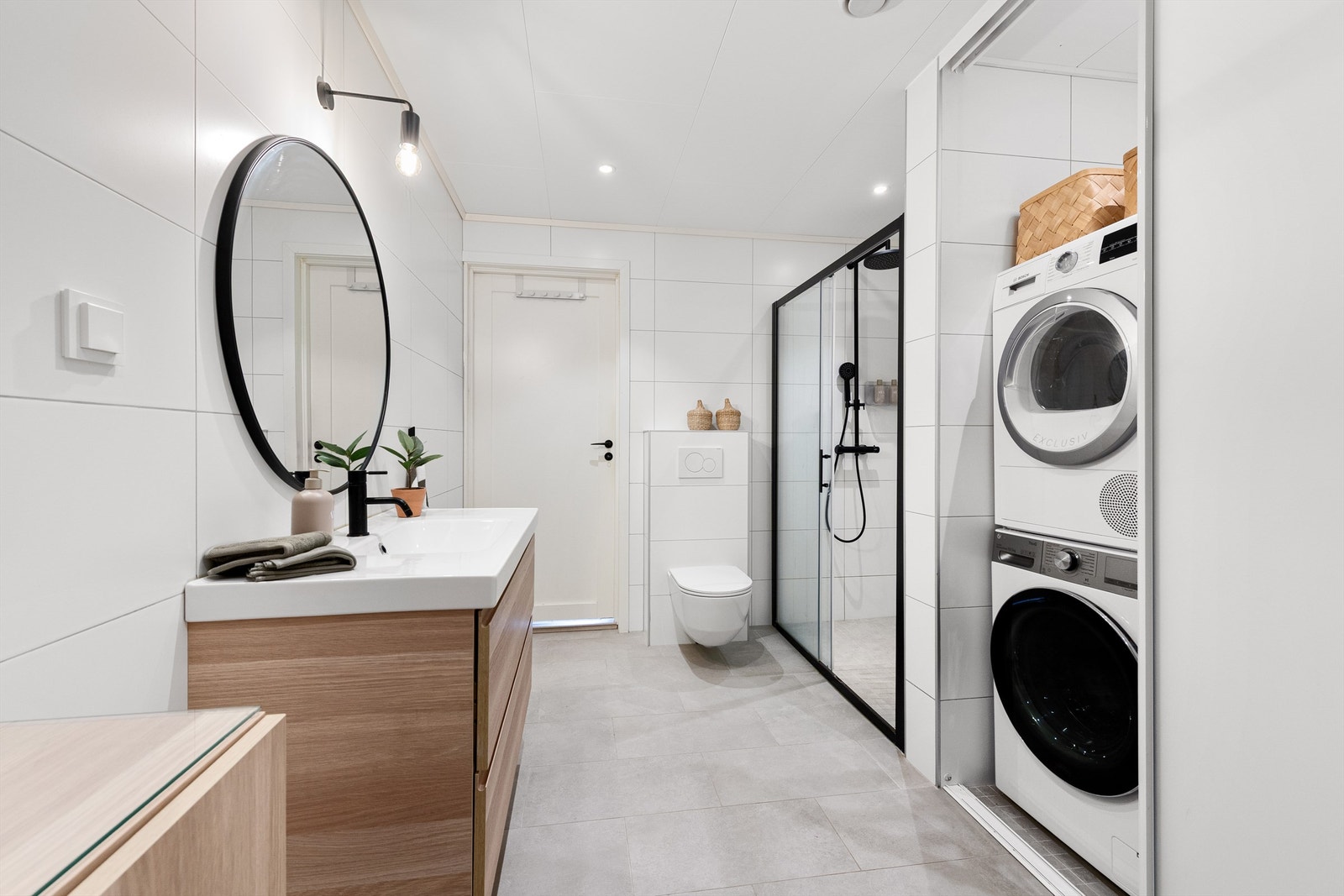 Flott flislagt bad oppgradert i 2018 med flislagt gulv med gulvvarme, flislagte vegger og takplater i tak Galleribilde