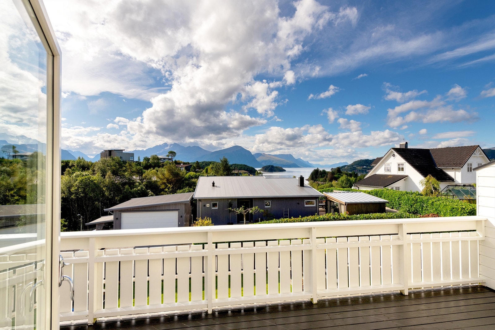 Balkong på 13 kvm med utgang fra stue/kjøkken i 2. etasje - flott utsikt mot Sunnmørsfjella og fjorden herfra Galleribilde