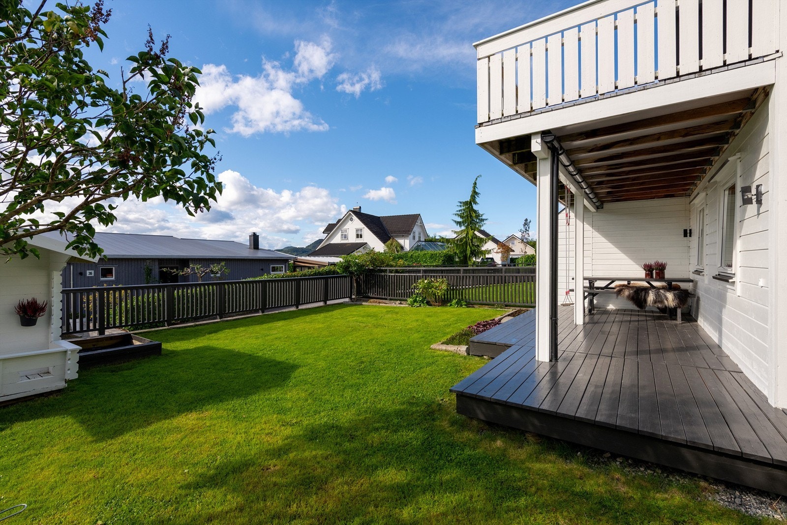 Overbygd markterrasse og hage mot syd Galleribilde