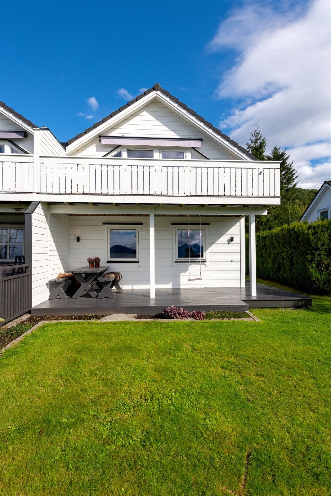 Fasade, hage og markterrasse mot syd Galleribilde