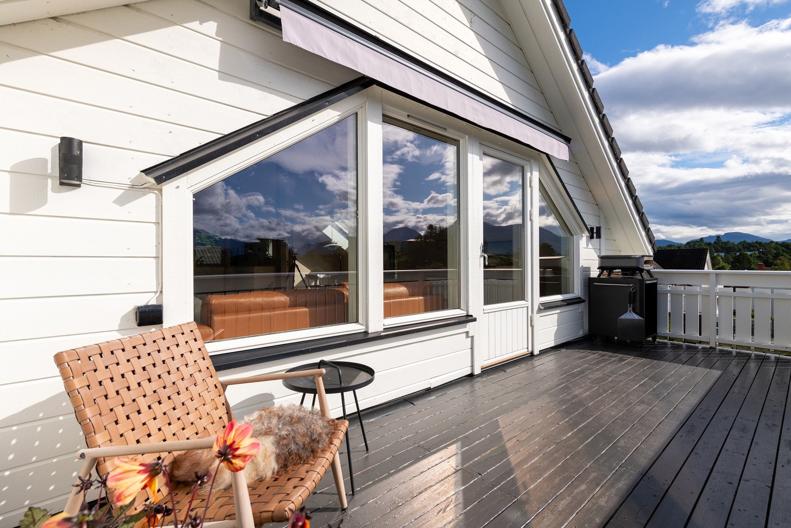 Balkong i 2. etasje utenfor stue på ca. 13 kvm. Markise over deler av terrassen Galleribilde