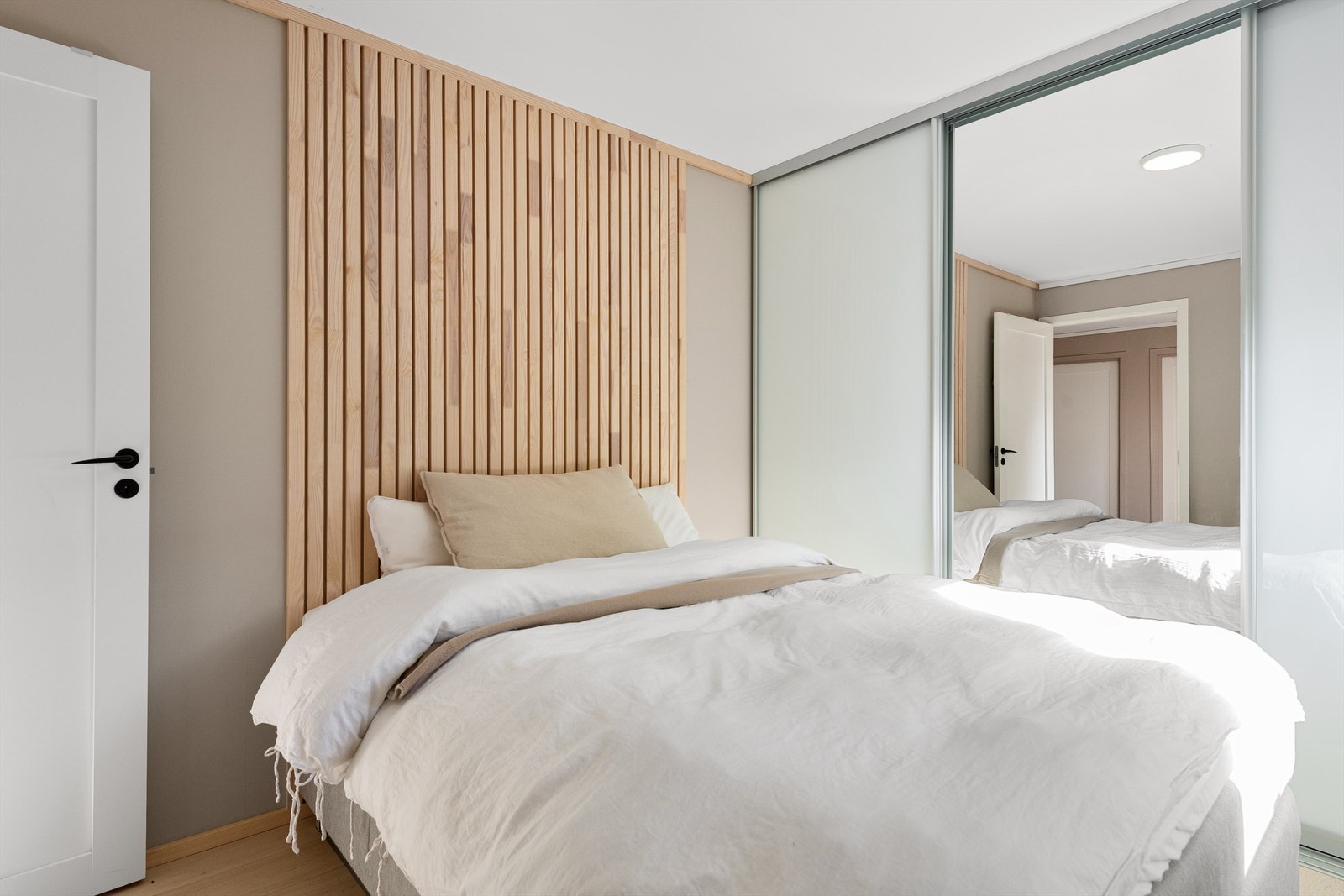 Flott spilevegg bak sengen på hovedsoverommet i 1. etasje Galleribilde