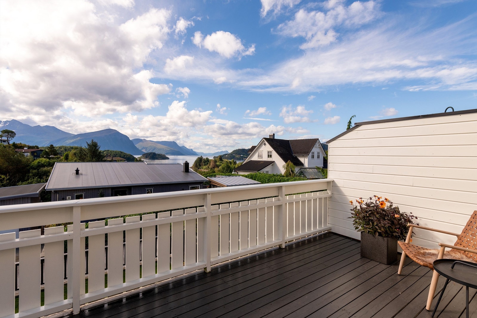 Flott utsikt mot fjord og fjell fra balkongen i 2. etasje. Levegg mot nabo i vest Galleribilde