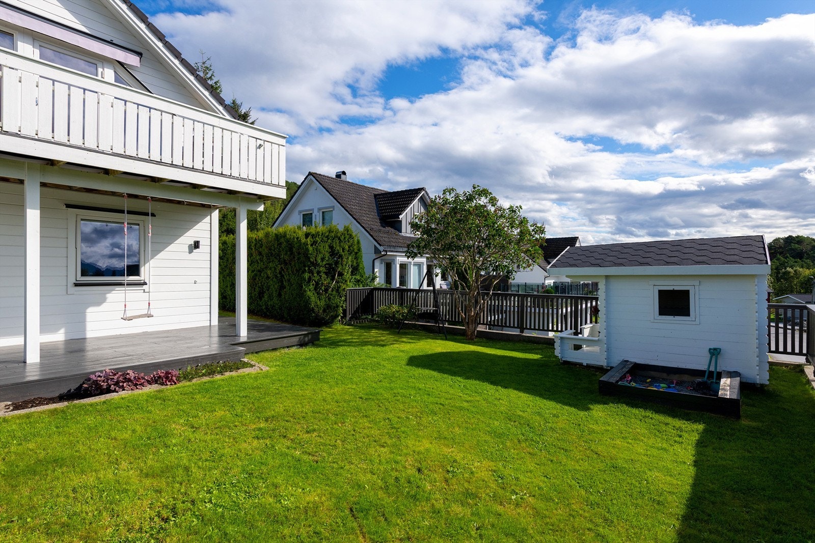 Det er oppført lekehytte i tomtens sydøstre hjørne Galleribilde