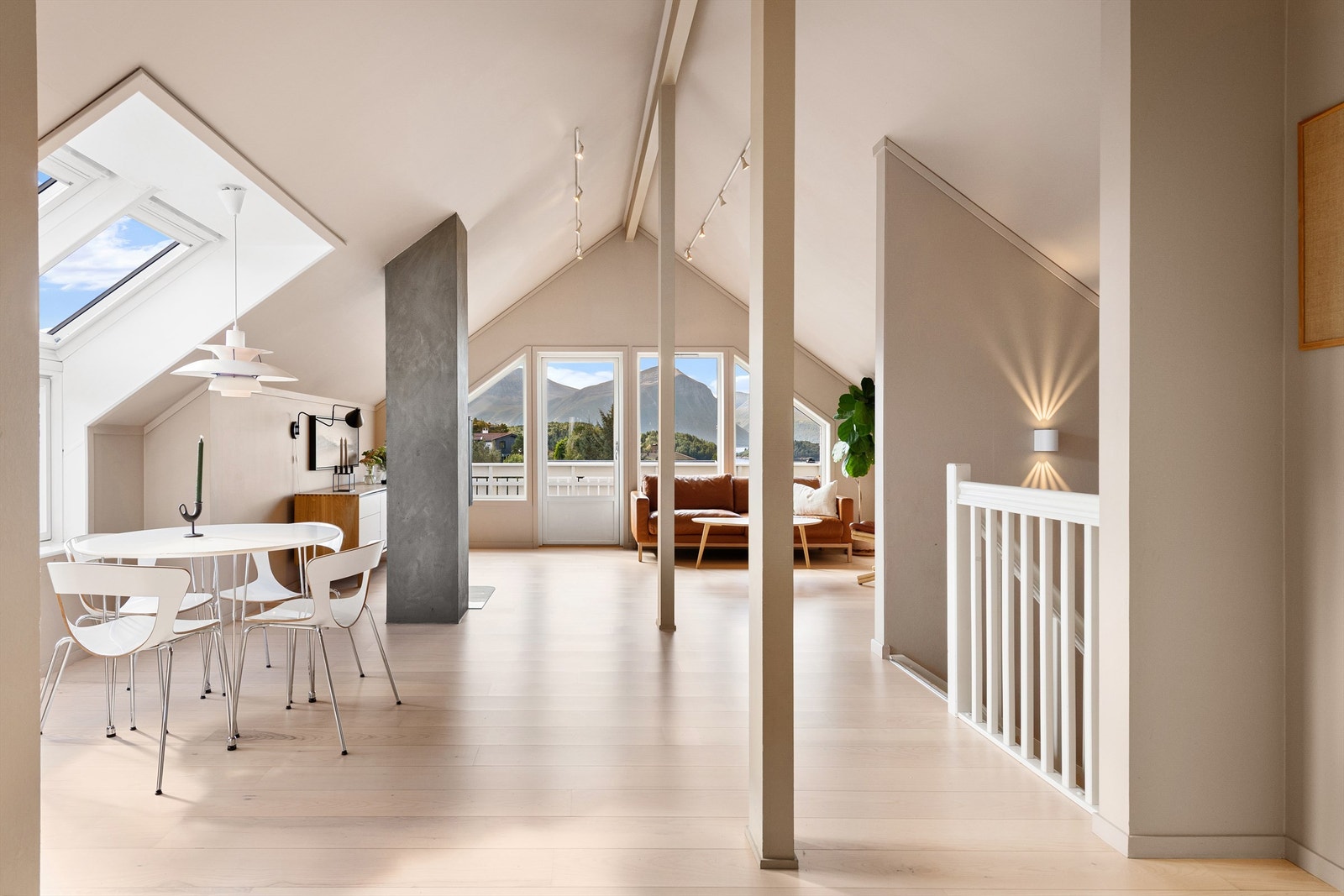 Fra kjøkken mot spisestue/stue Galleribilde