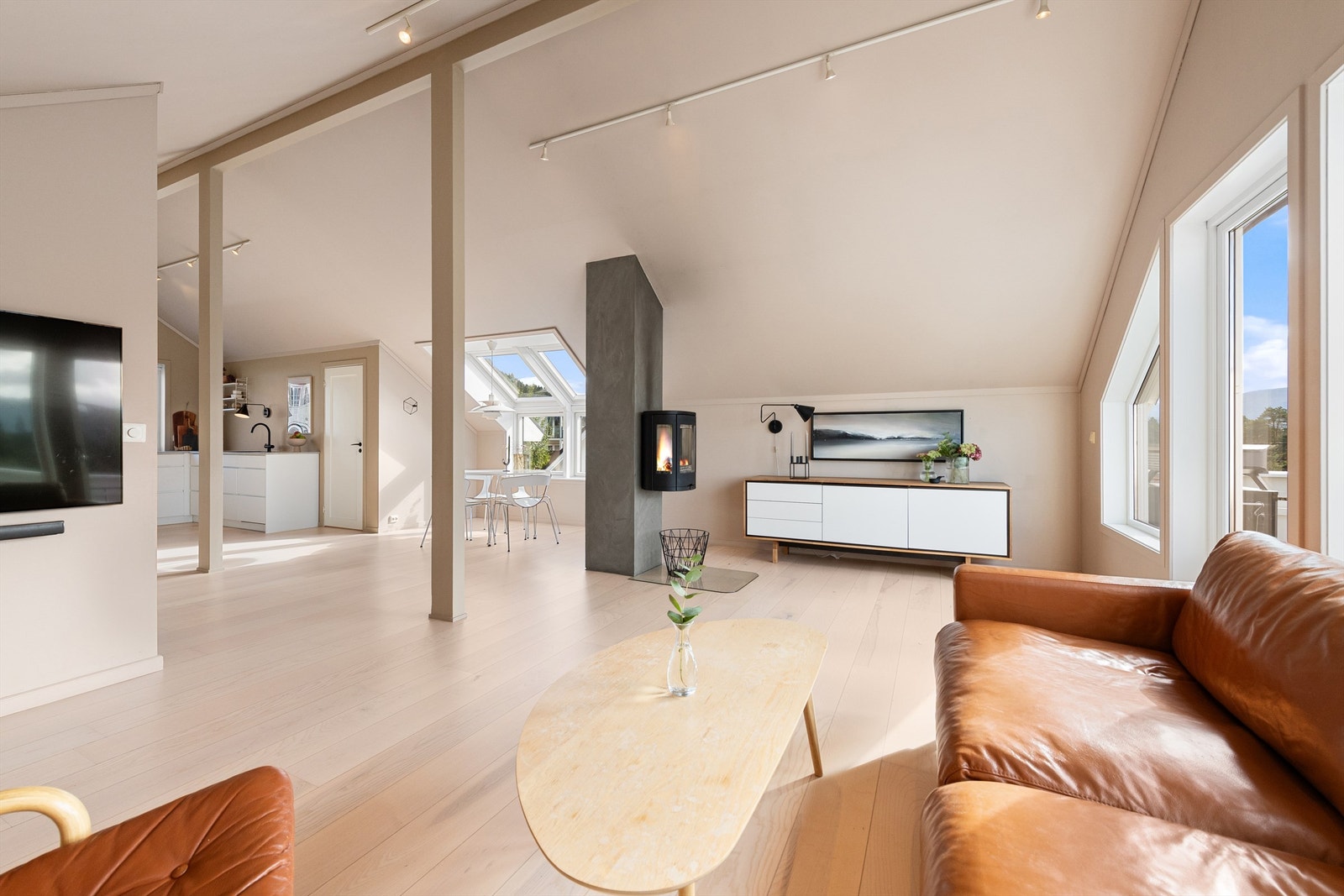 Fra stue mot spisestue og kjøkken Galleribilde