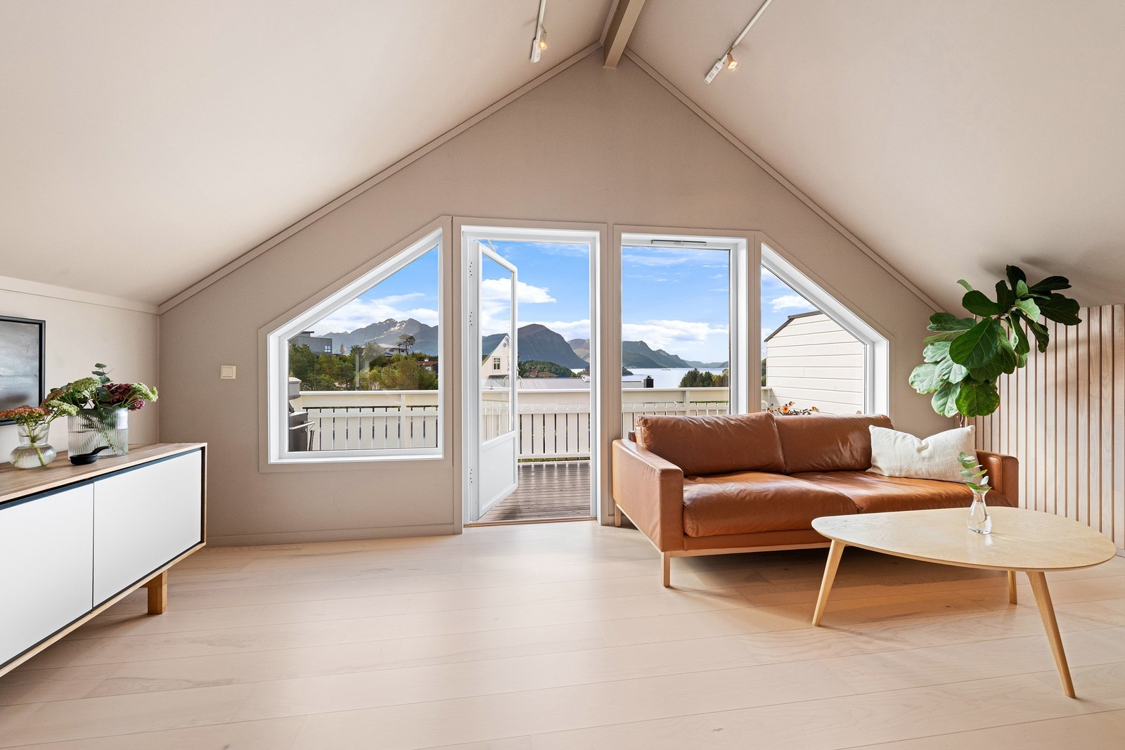 Utgang fra stue til balkong med flott fjordutsikt Galleribilde