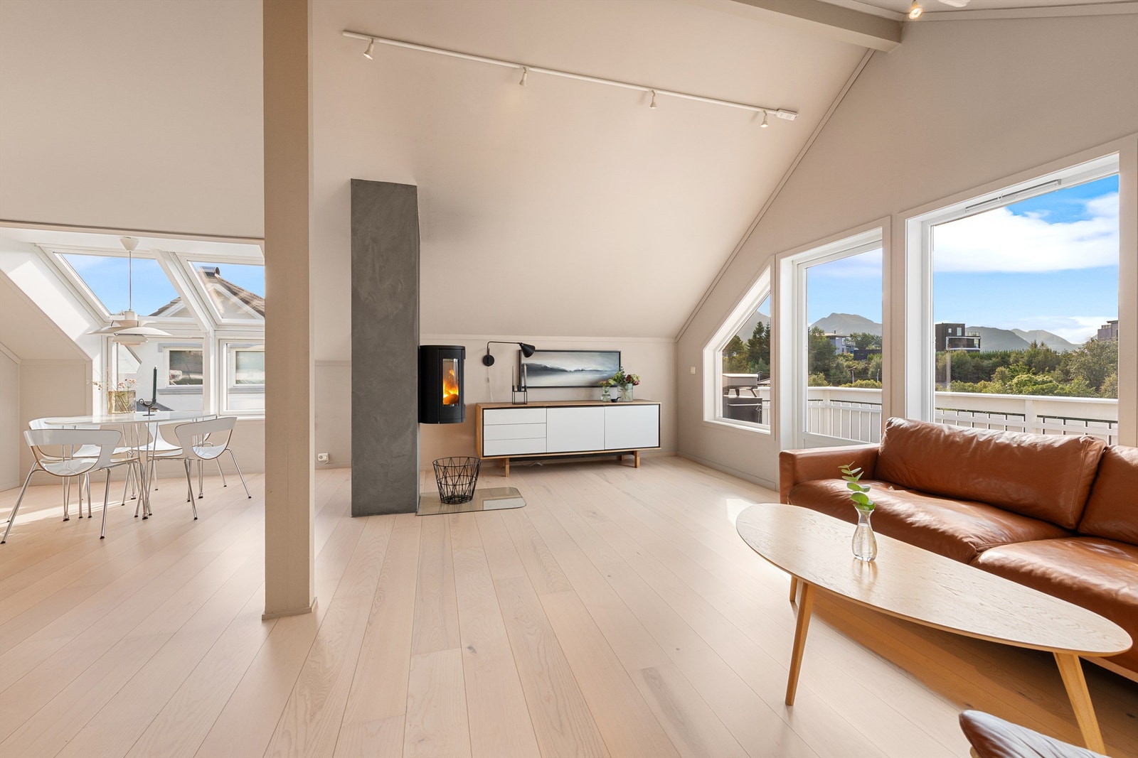 Luftig og romslig stue med gode lysforhold Galleribilde