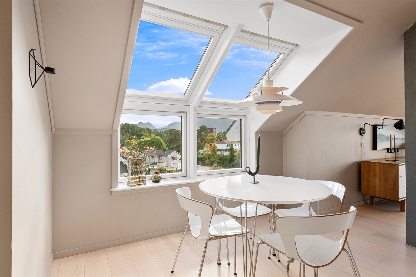 Store vindusflater mot øst som gir godt med lysinnslipp Galleribilde