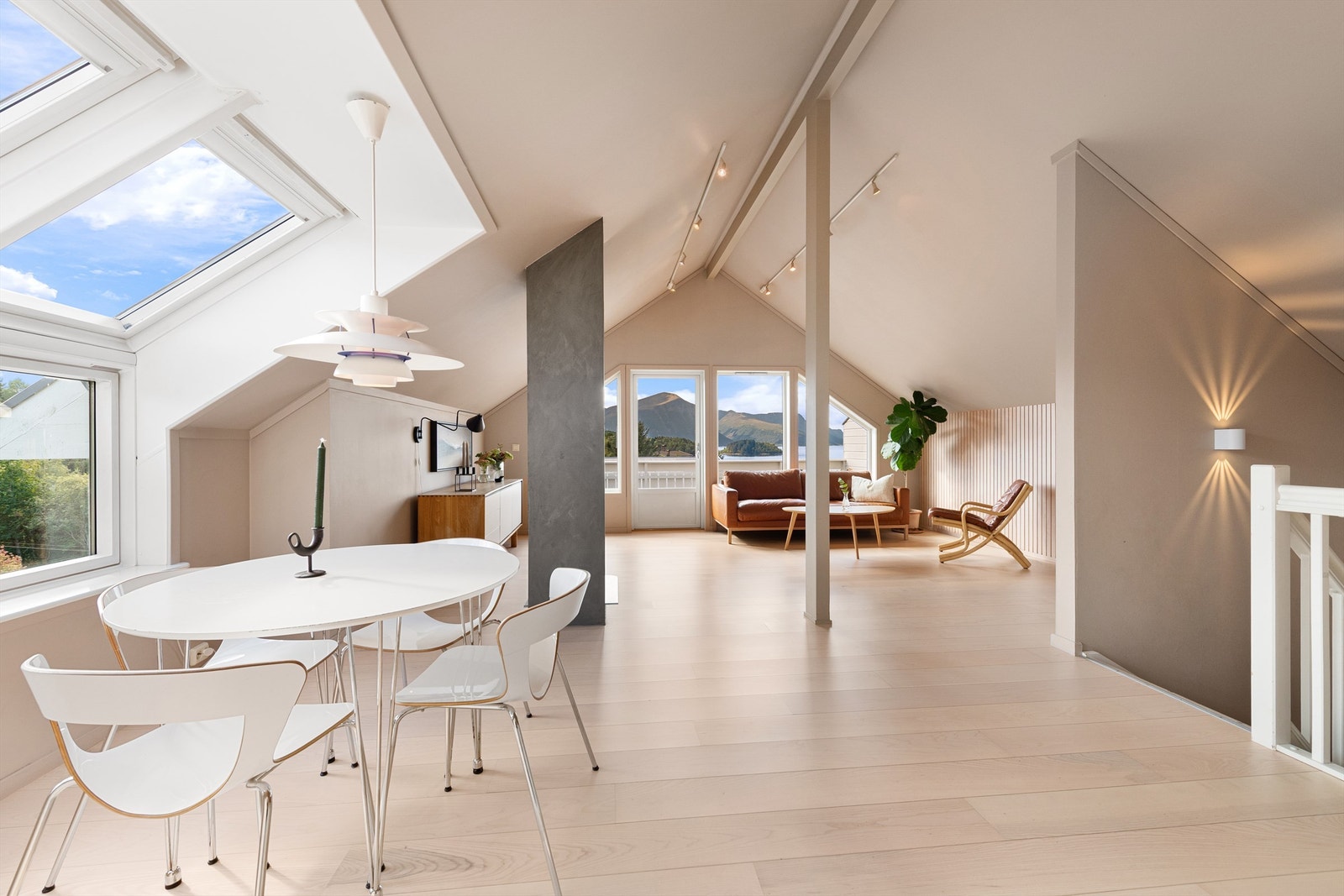 Det er god plass til spisestue i tilknytniing til kjøkken og åpen løsning mot stue Galleribilde