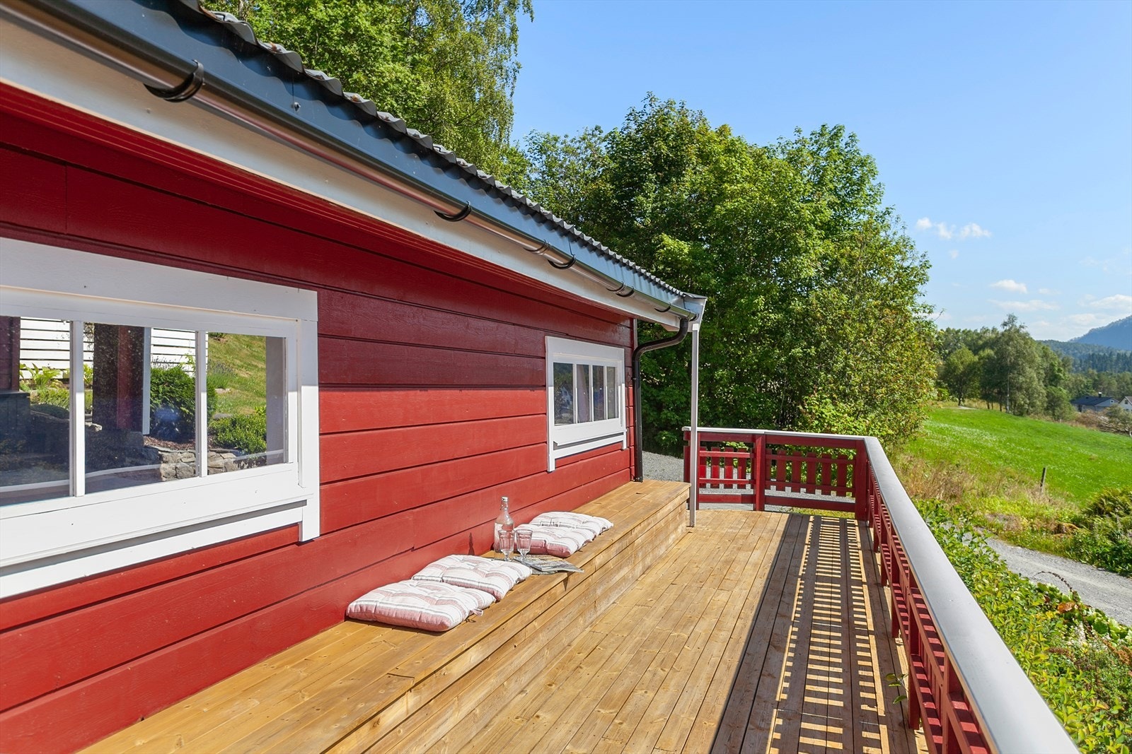 Fra carporten er det tilkomst til terrasse med benker. Galleribilde