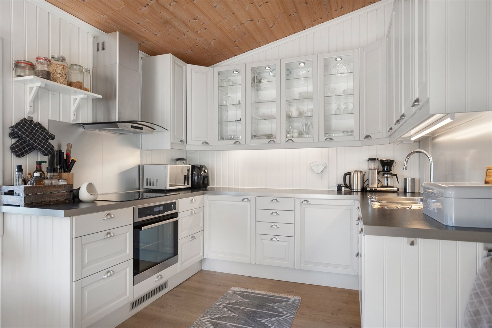 Kjøkkenet er utstyrt med kjøl/fryseskap, integrert oppvaskmaskin, induksjonstopp og stekeovn. Galleribilde