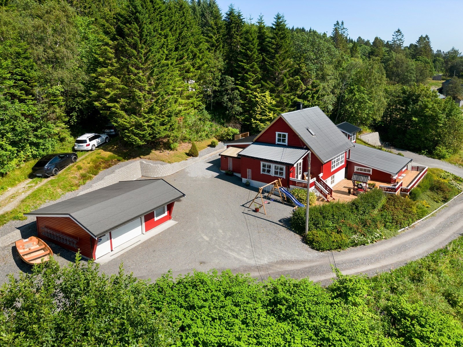 Det er gode parkeringsmuligheter i garasje og dobbel carport. Galleribilde
