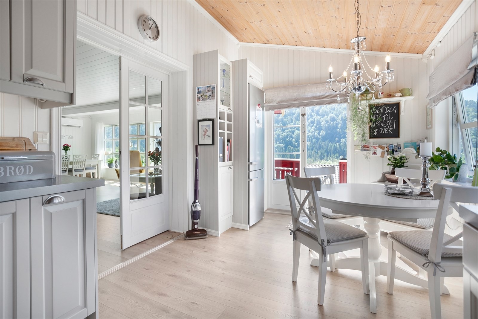 Lyst og åpent kjøkken med god plass til spisegruppe. Galleribilde