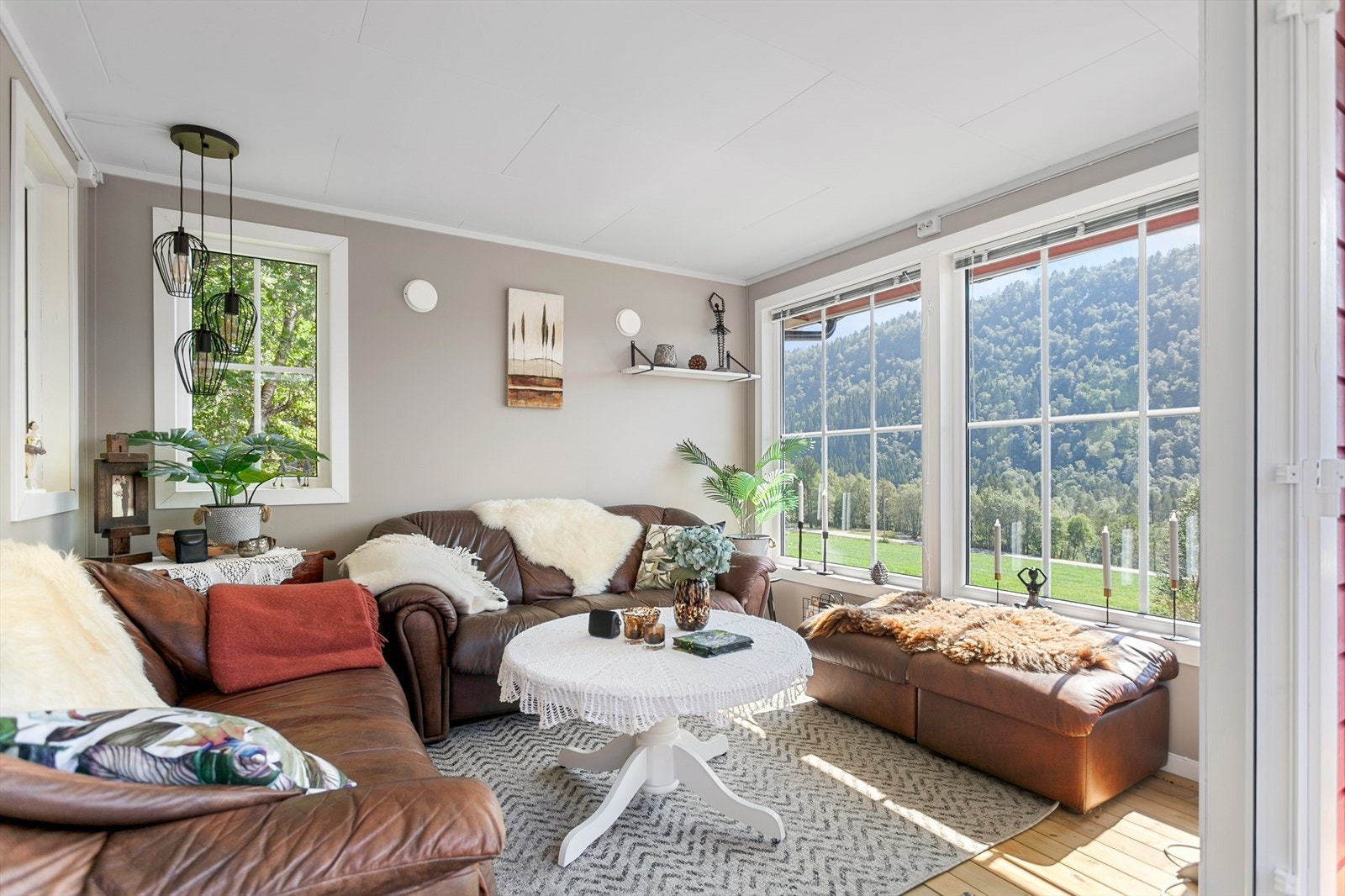 Innbydende hagestue med helårsbruk, perfekt for både varme sommerdager og kjølige vinterkvelder. Galleribilde