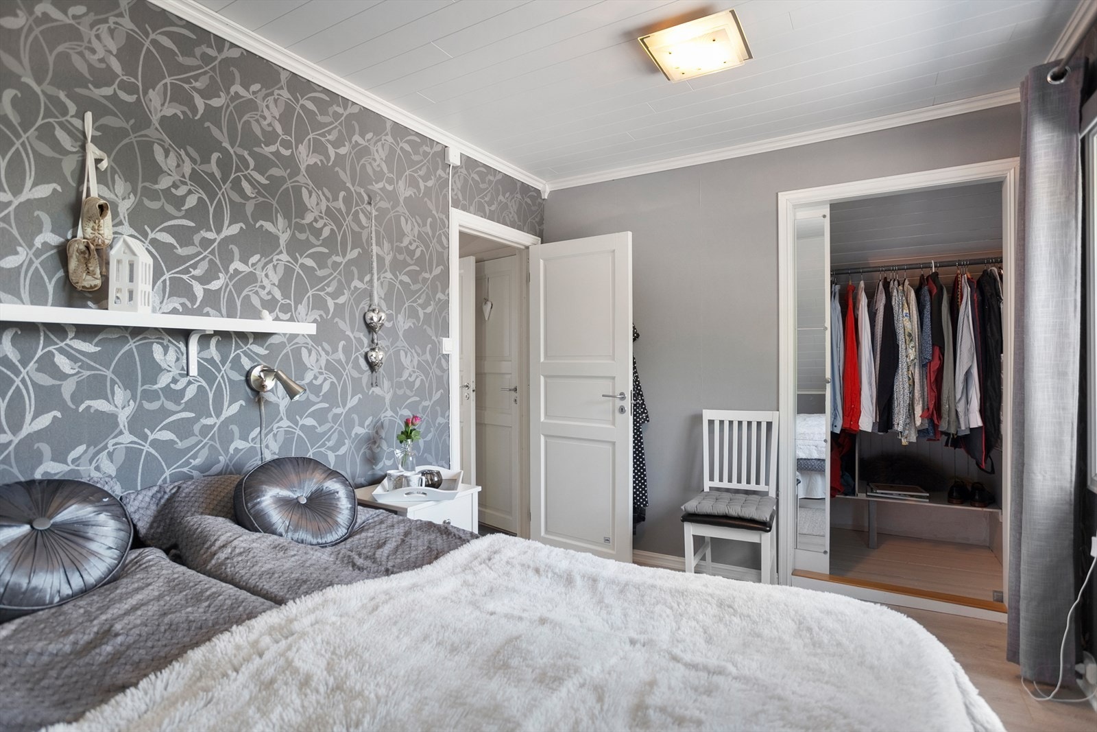 Innebygd garderobe gir ekstra lagringsplass. Galleribilde