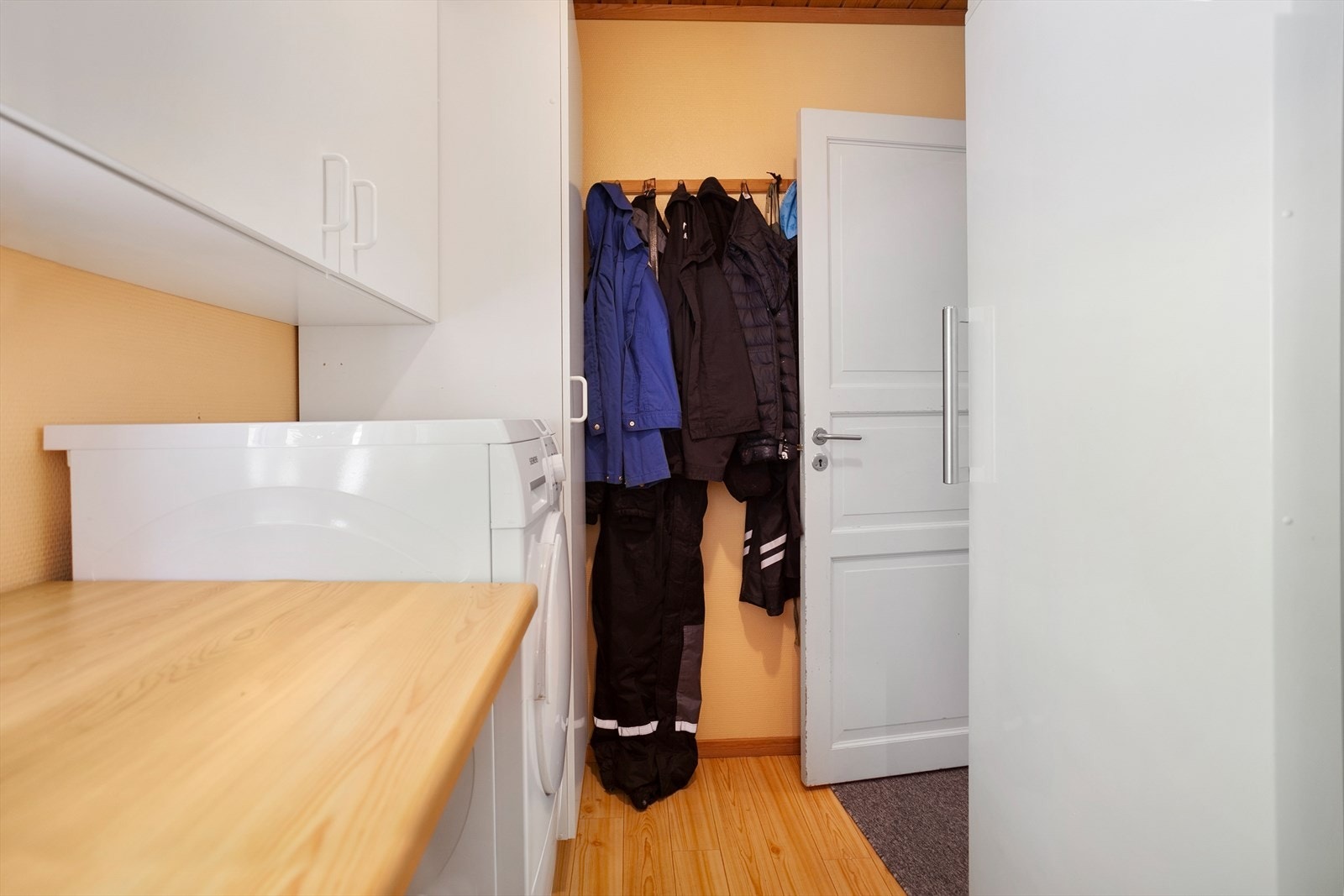 Vaskerommet har en praktisk garderobeløsning med gode oppbevaringsmuligheter. Galleribilde