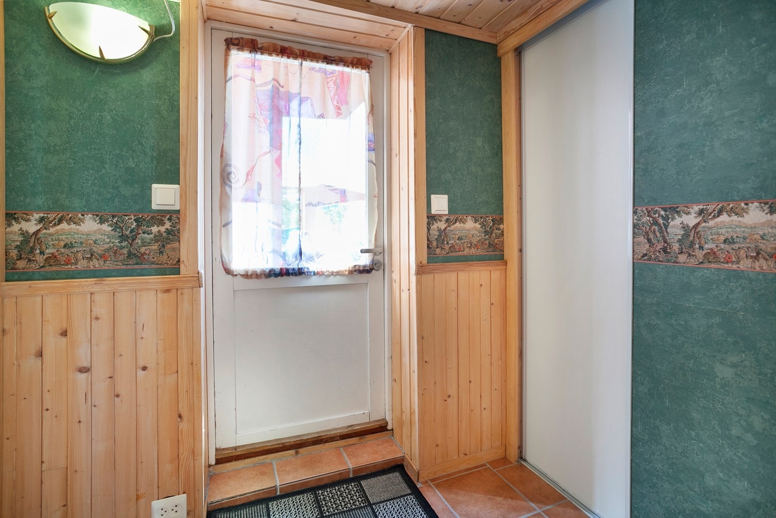 Inngangsparti fra carport. Galleribilde