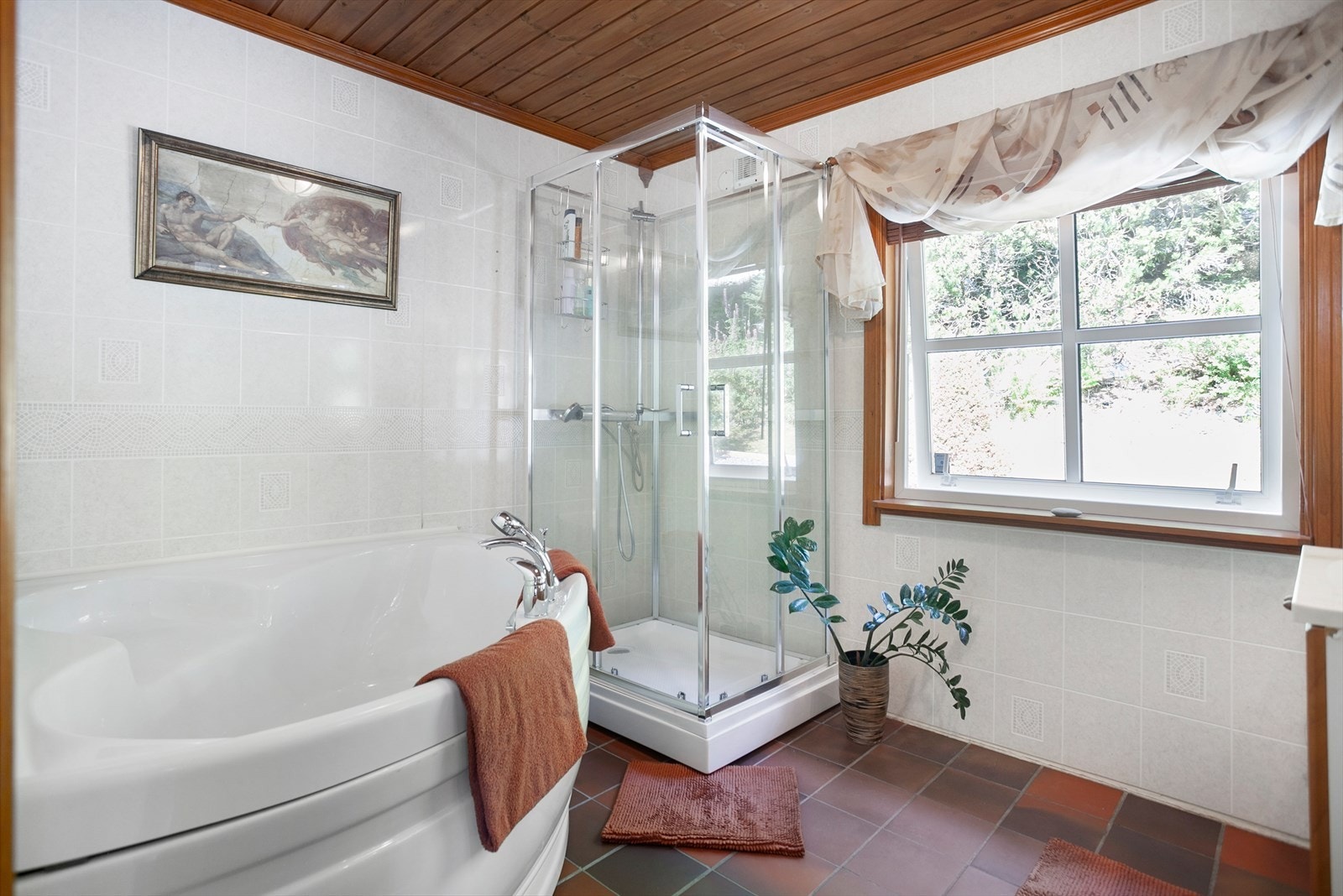 Badet er utstyrt med hjørnebadekar og dusjkabinet. Galleribilde