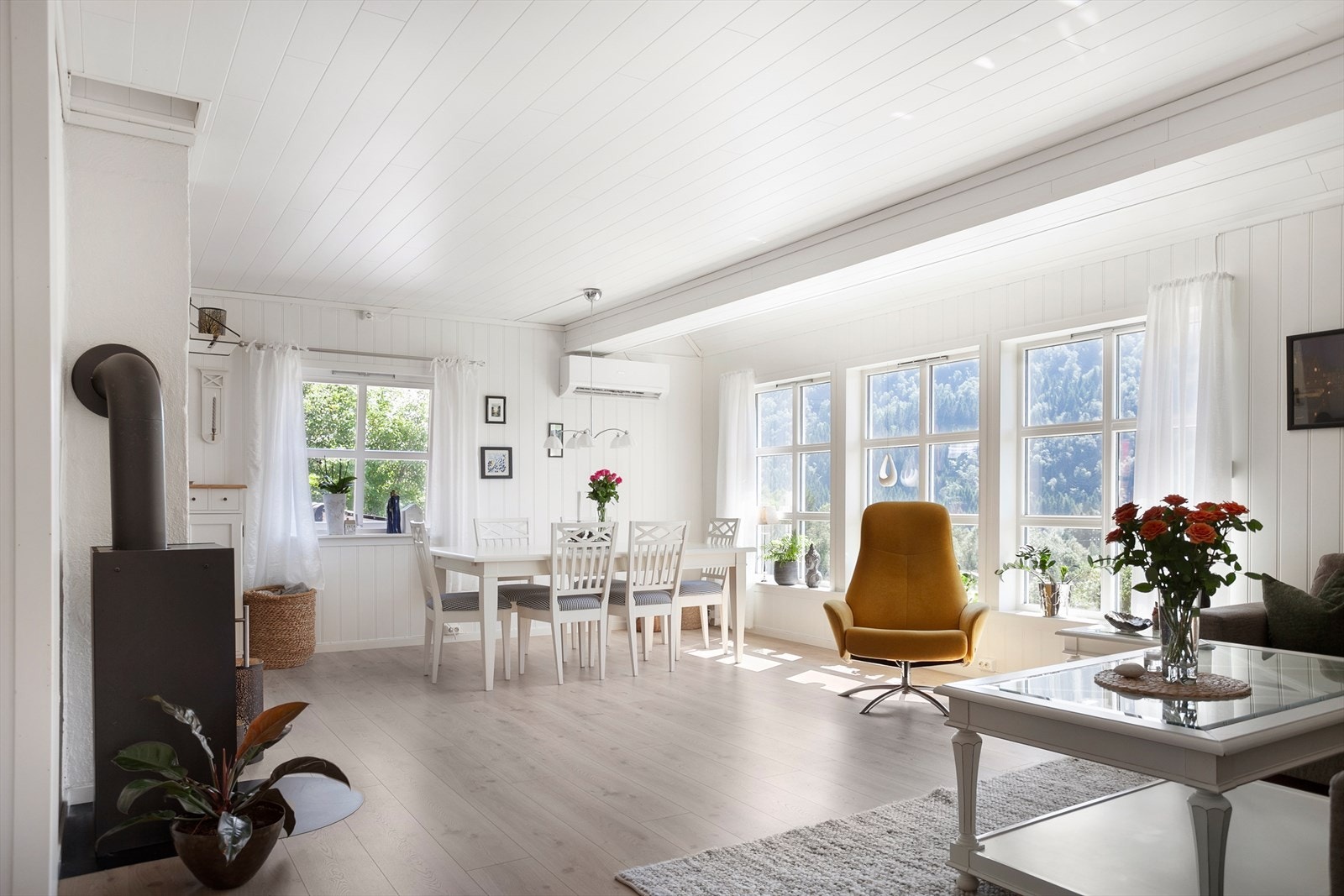 En romslig og velholdt enebolig beliggende i naturskjønne omgivelser. Galleribilde