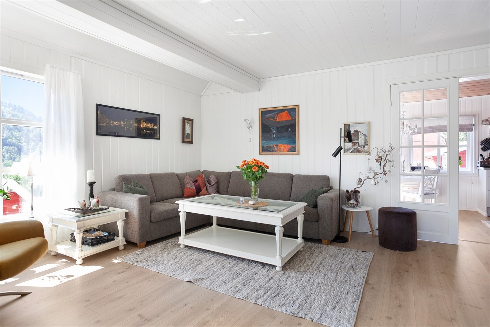 God plass til stor sofagruppe. Galleribilde